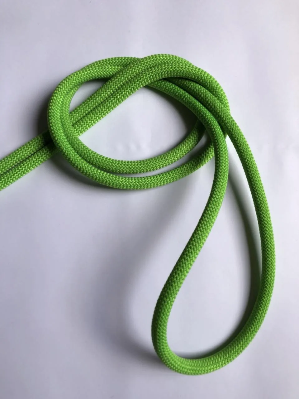 1. Faire un nœud simple de plein poing (prendre suffisamment de corde)