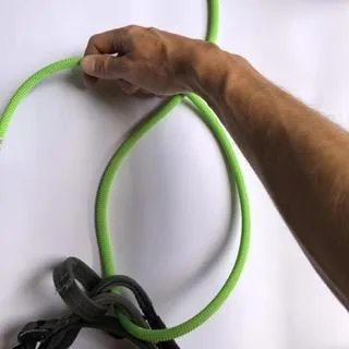 2. Attrapez le brin et passez par-dessus .