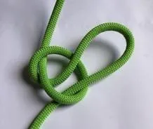 2. Créez ensuite une ganse que vous passez dans cette boucle. C’est sur celle-ci que nous allons tirer plus tard.