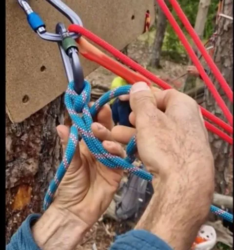 2. Avec le pouce de la main qui tient la corde, ramener le brin libre qui l’on avait préalablement glissé à l’arrière de la corde