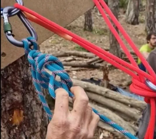 8. serrer le nœud d'arrêt, le nœud de mule avec son nœud de sécurité est prêt