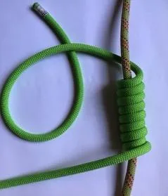 1. Faire des tours bien serrés autour de la corde. En faire au moins 8