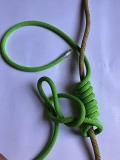 2. Puis fermer ce nœud avec un nœud de chaise par absorption (photo) ou un nœud de huit.