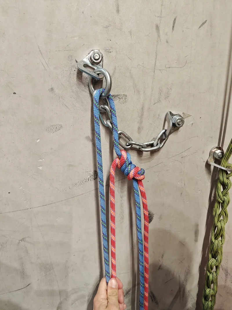 Nœud simple de jonction des brins de rappel — nœud simple + nœud d'arrêt collé sur corde à double, passé dans la chaîne du relais, brins pendants