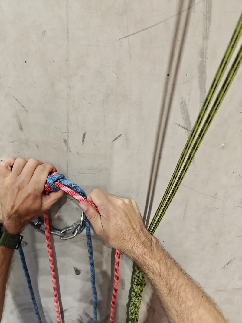 4. Commencer à serrer le nœud simple