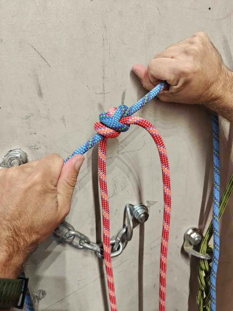 6. Nœud simple serré contre le maillon