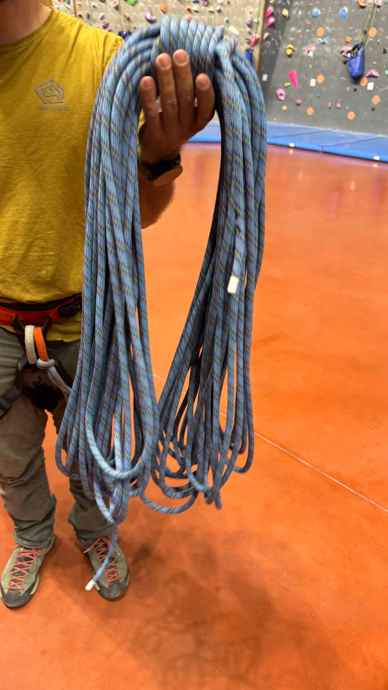 Couronne de corde lovée, tenue par les deux extrémités liées