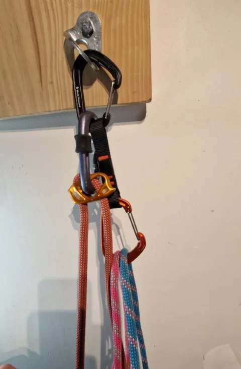 1. Se sécuriser en me vachant avec sa longe réglable réglé pour être en tension. Pour autant l’assureur continu à m’assurer