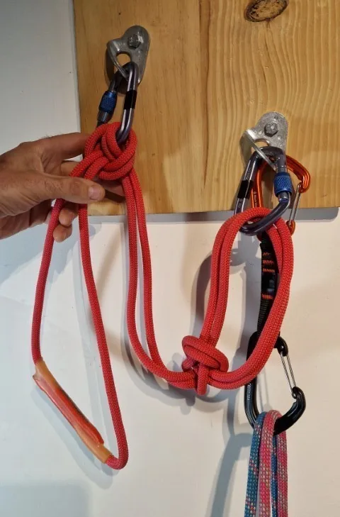 2. Faire un nœud de chaise double (NOEUD8 - Le nœud de chaise double) et l’installer sur le point du bas