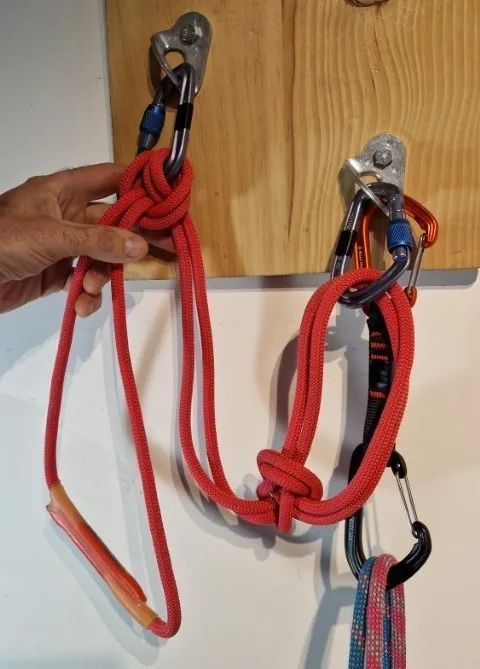 3. Relier la dynaloop au point haut en faisant cabestan. (Relier sans tendre pour ne pas mettre en tension le 2eme point)