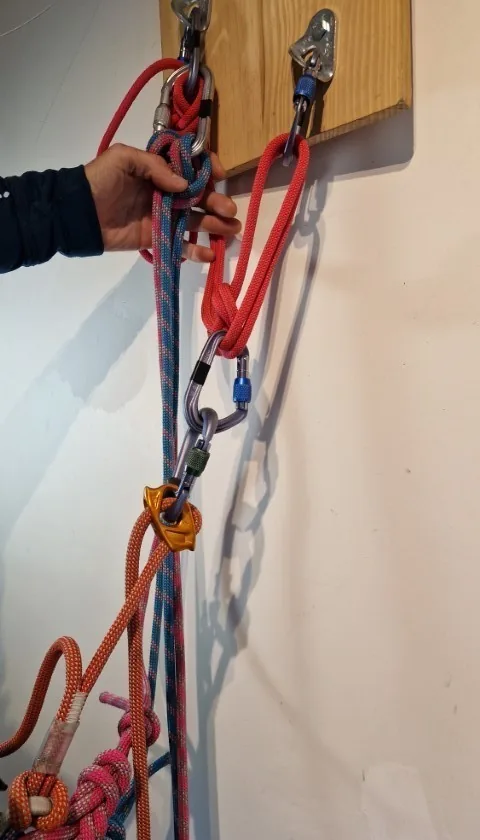 6. Avec sa corde faire une longe molle en faisant un cabestan avec les 2 brins dans un nouveau mousqueton à vis accrocher à l autre mousqueton du relaiss