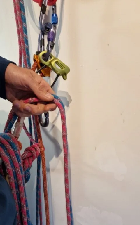 8. Ranger le surplus de corde sur sa longe ou mieux en fabricant un déversoir à corde (cf)