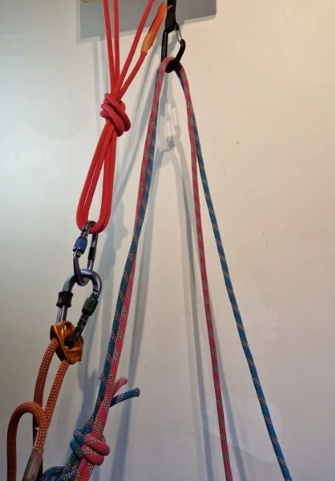 3. Installer un primaire sur la boucle ainsi constituer et se vacher dessus en vérifiant la fermeture des mousquetons.