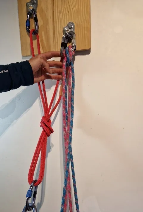 4. Avec sa corde faire une longe molle en faisant un cabestan avec les 2 brins dans un nouveau mousqueton à vis accrocher à l un des mousquetons du relaiss