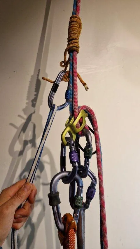 3. Retirer mon autobloquant en dessous et venir le refaire en dessus de mon reverso. Installer une pédale sur le mousqueton de l’autobloquant