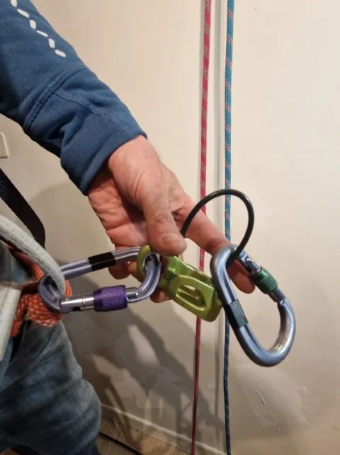 1. Installer le reverso à son pontet en mode relaiss (auto bloquant).
