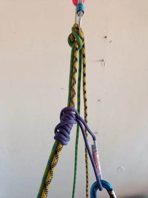 Pour diverses raisons, nous pouvons être amenés à descendre un second bloqué dans sa voie ou à partir du relaiss. ; Même début que le mouflage précédent, mais au lieu d’installer poulie, on va installer un demi cabestan sur un mousqueton à vis. ; Attention on ne peut pas faire descendre uniquement sur demi cabestan, il faut mettre un autobloquant français derrière pour ne pas risquer de laisser filer la corde.