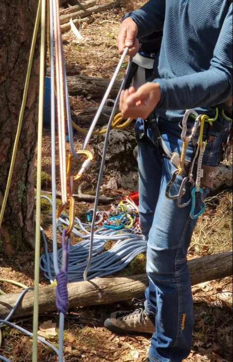 4. Puis reprendre une 2ème fois la charge avec le brin de mouflage passé dans un mousqueton à vis accroché à l’extrémité de la sangle qui est elle même en reprise de charge