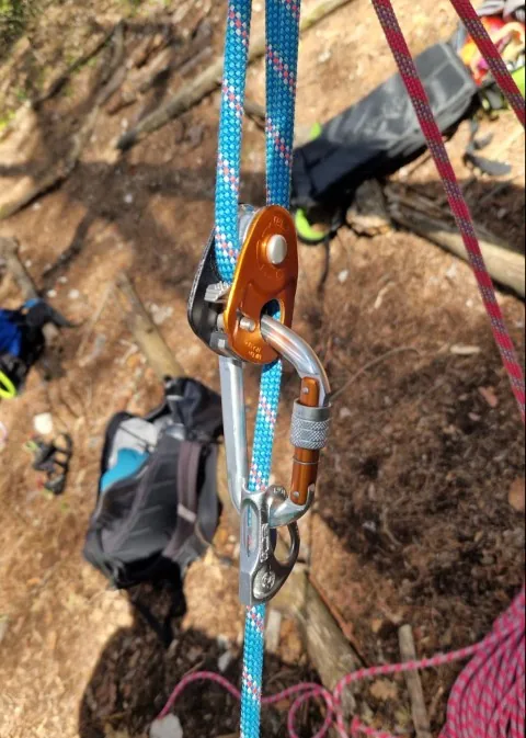 1. Remplacer la cordelette par petitbloc ( attention à bien prendre la corde) et éliminer du frottement en ajoutant poulie sur le mousqueton à vis