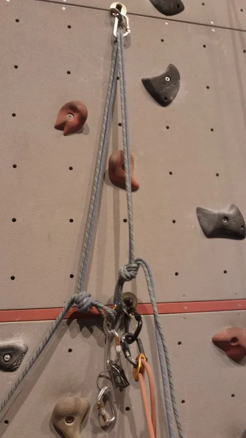 Relais intermédiaire improvisé sur deux dégaines — triangulation dynaloop, vachage du leader