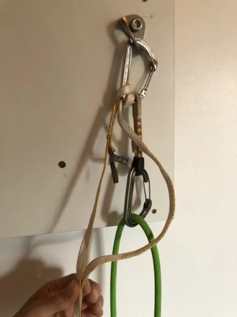 2. Créer du mou sur un des deux brins de la sangle.