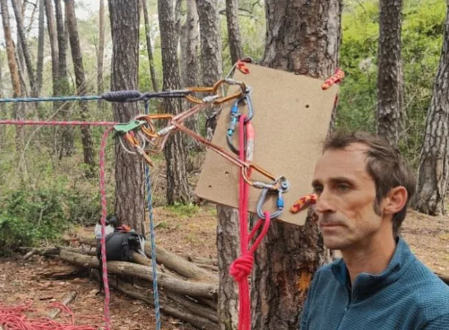 2. Installer un maillon rapide sur le point du relaiss du côté de la traversée an ayant pris soin de passer un des brins du second dedans. ; Attention: il faut l’installer de façon à ne pas gêner le nettoyage du relaiss par le second.