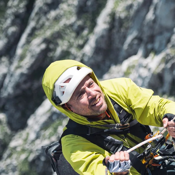 Portrait de Guillaume Broust, suspendu sur corde en paroi